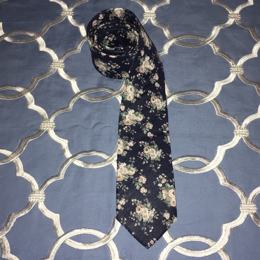 ORIGINAL PENGUIN COTTON FLORAL NECKTIE